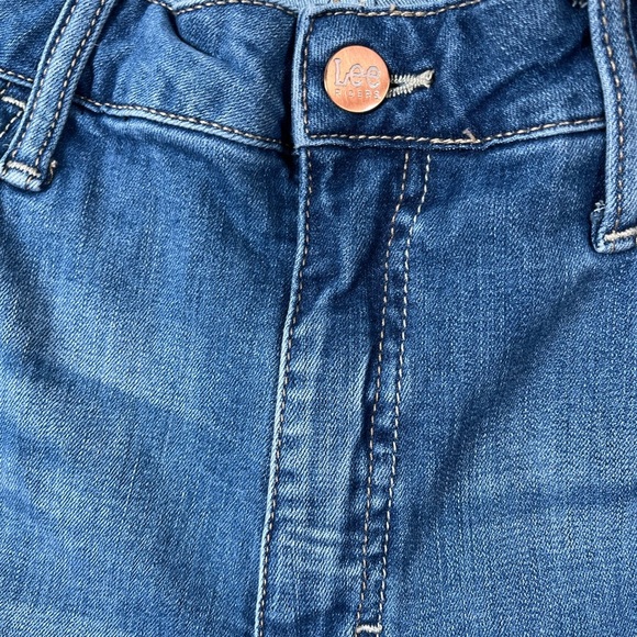 Lee Ryder Women’s Classic midrise Blue Jean Shorts, size 16M - Picture 4 of 13